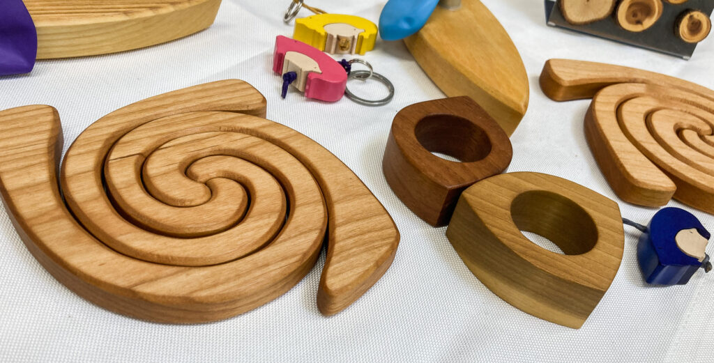 Handgefertigte Holzartikel aus der Produktion der hfr Zuverdienst